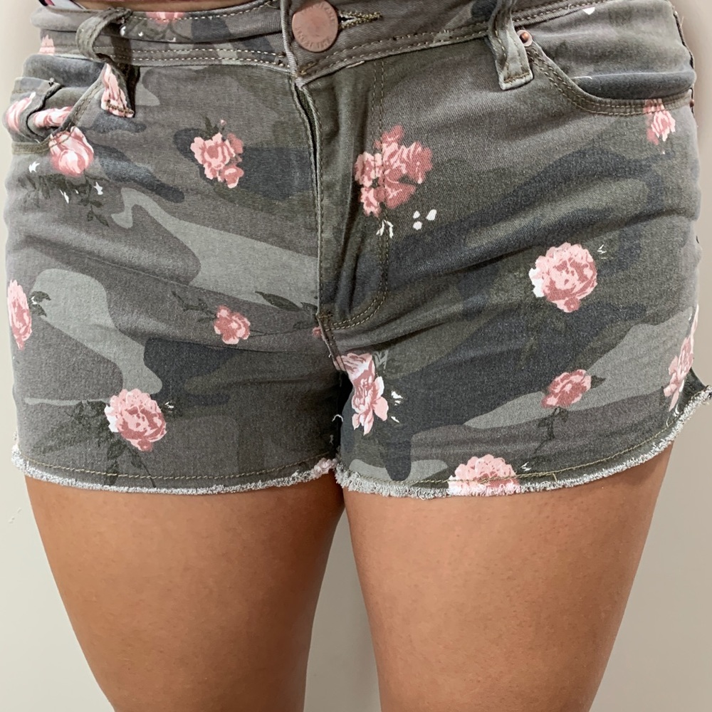 YMI Juniors size 5 floral camp mid rise shorts
